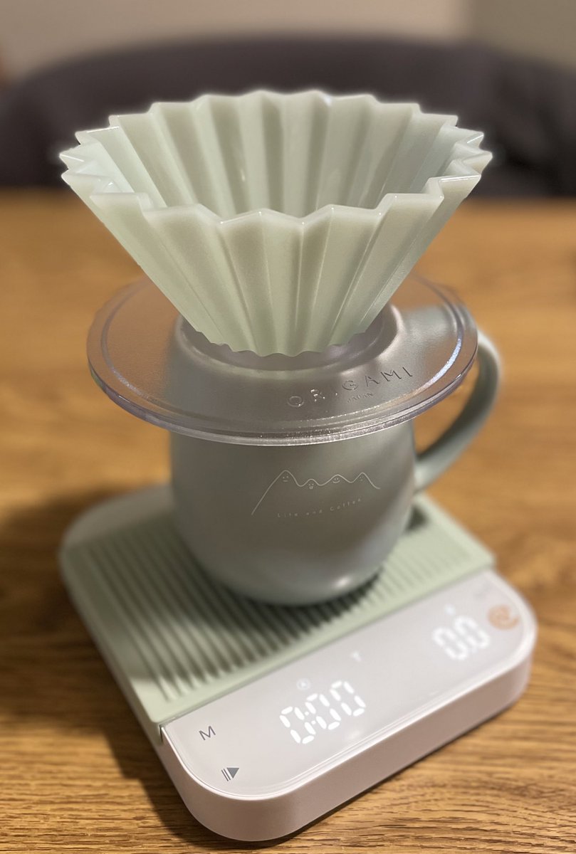 riddle339's tweet photo. とうとう私もコーヒースケールデビュー🎉
Metel珈琲のメグさんが紹介してくれたchill coffeeさんの商品です。
シリコンパッドはくすみカラーのライトグリーンにしました。
私の持っているORIGAMIのドリッパーと暮らしと珈琲さんのカップに色味ピッタリ‼️
テンション上がります😍
#chillcoffee https://t.co/wgvwrNeQqf