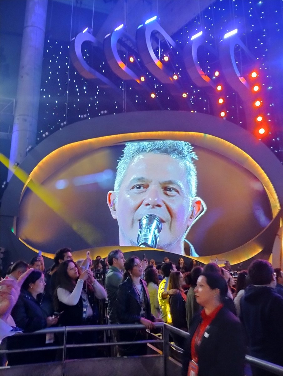 Buenas noches <a href="/AlejandroSanz/">Alejandro Sanz</a>  cada vez que veo las fotos y video de viña mi corazón palpita mil ❤️😘🇨🇱