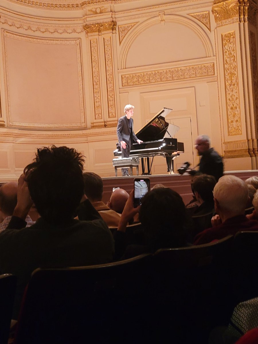 A wonderful recital by @janlisiecki at Carnegie Hall tonight. Personal highlights are his Messiaen and Chopin performances. His rendition of the Chopin opus 45 makes me rethink how I play this prelude. And his Chopin opus 28 no. 13 literally SINGS. Congrats!👍