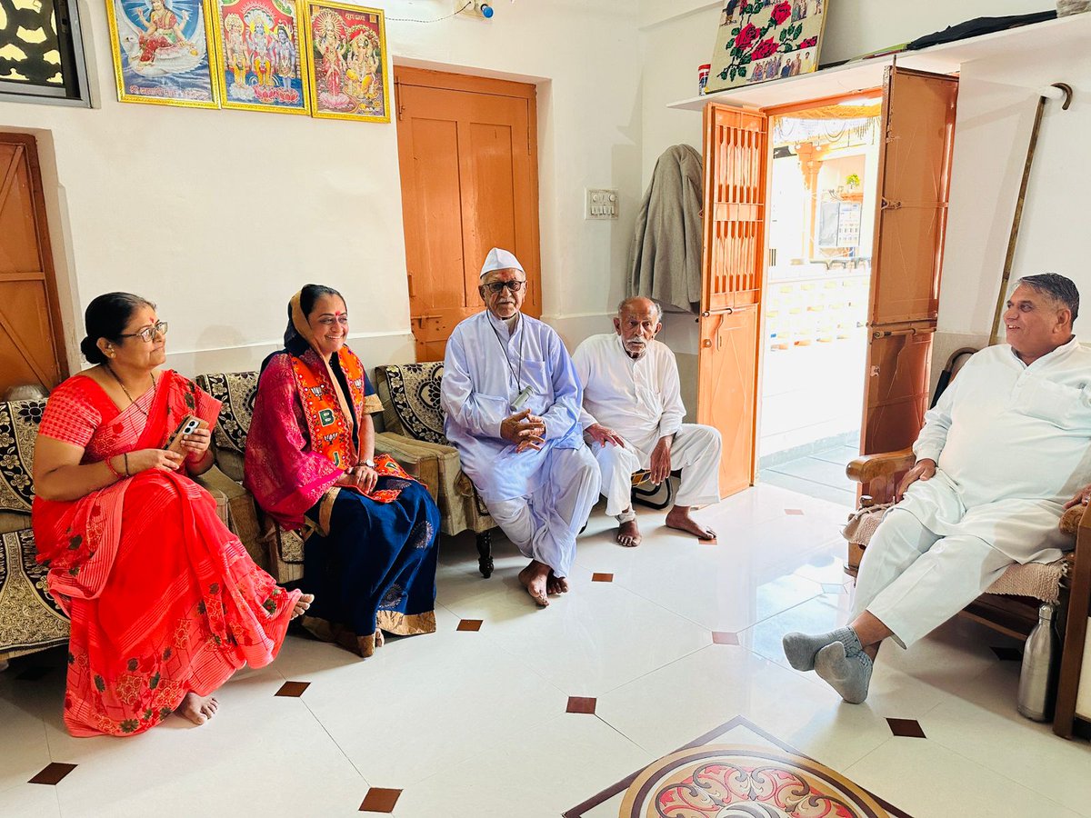 iRekhachaudhari's tweet photo. પાંથાવાડા ખાતે વરિષ્ઠ સામાજીક અગ્રણી અને તાલુકા પંચાયતના પૂર્વ પ્રમુખ શ્રી રેવાશંકરભાઈ ઘાડિયા તેમજ રમેશભાઈ ઘાડિયાની મુલાકાત લીધી..! રેવાશંકરભાઇએ ગલબા કાકા સાથેના સંસ્મરણો યાદ કર્યા તથા તેમજ વિજયના આશીર્વાદ આપ્યા..!! https://t.co/gPPpYTzEWF