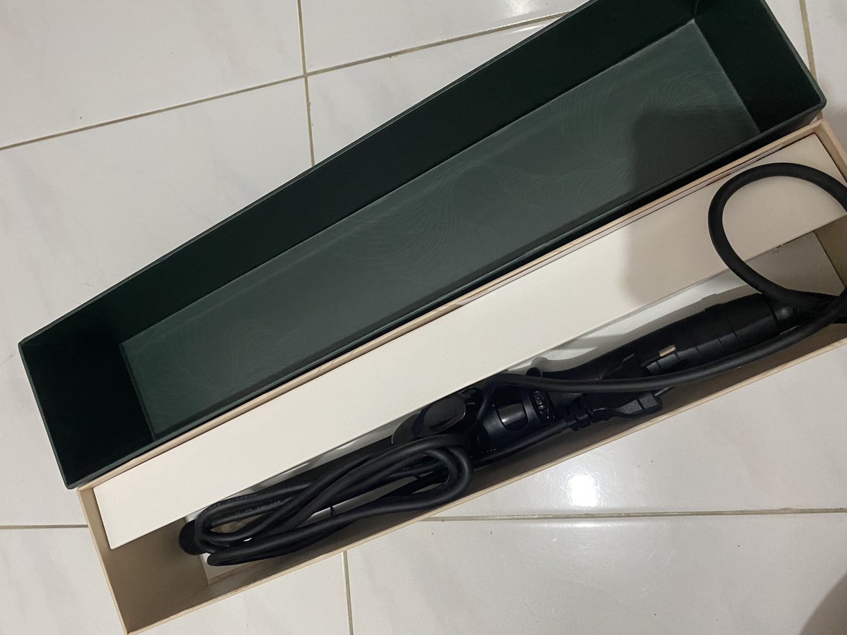 ada yg mau ga, aku lepas 200k harga aslinya 350k😁☝🏼
masih bagus baru dipake sekali juga.. aku gabisa pakenya lebih bisa pake catokan lurus hehe

Catokan Curly LUSTERLUX yg 25mm