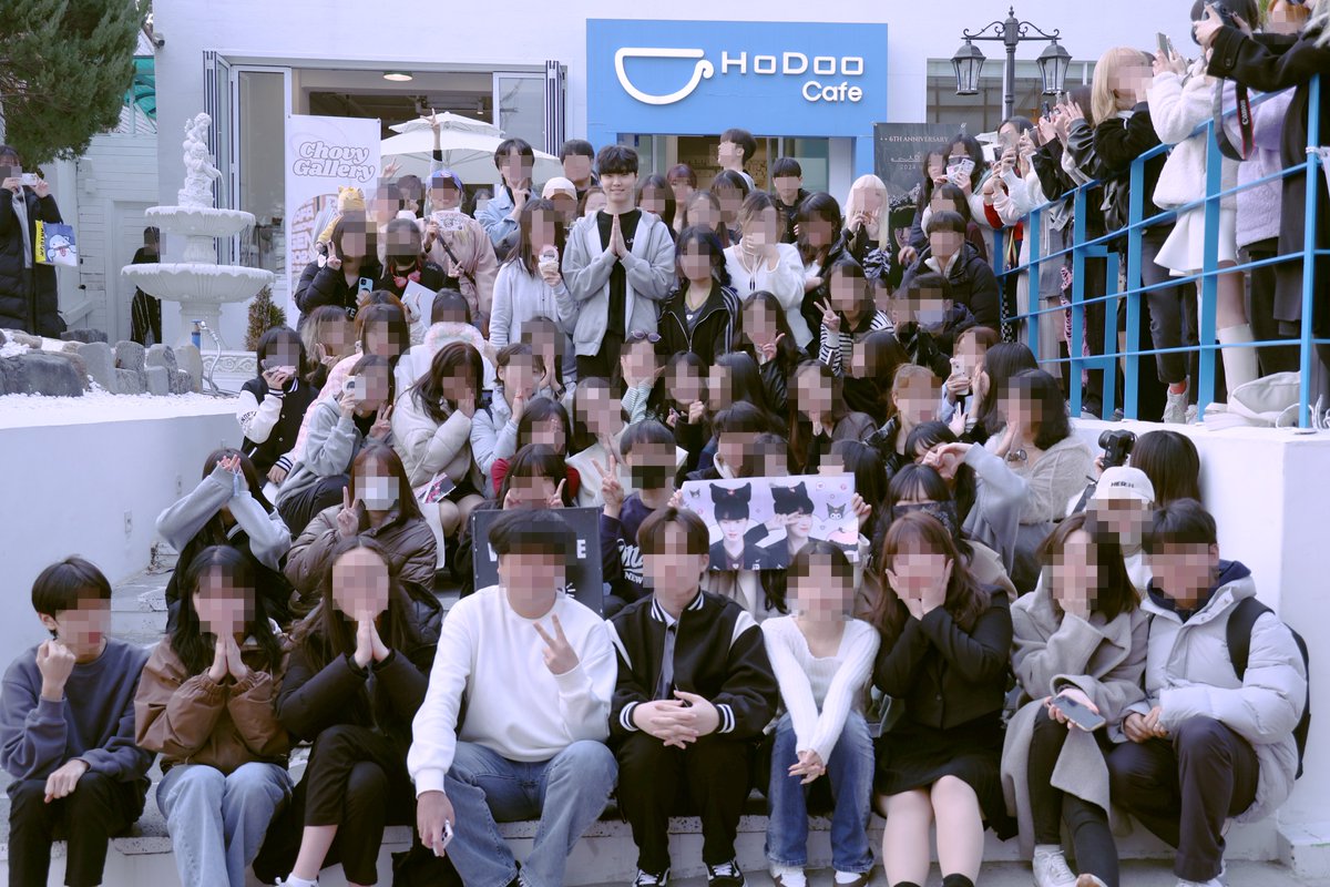chovy03032466's tweet photo. 이벤트일 당시 쵸비 선수님이 방문하고 남기고 가신 단체사진 올려드립니다! https://t.co/5WZvXDB4pC