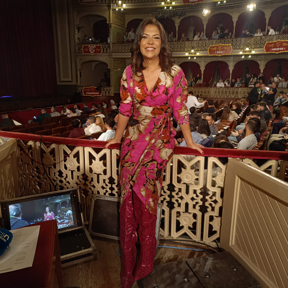 APCadiz's tweet photo. Reconocemos los 20 años de trayectoria de @Soco_Lopez con el premio Paco Navarro a la mejor labor informativa en el ámbito del #Carnaval de Cádiz. El jurado ha destacado la versatilidad y el compromiso feminista de la periodista de @canalsur. Lee➕➡️https://t.co/dyb4IGvjQQ https://t.co/EXccSBkgpr