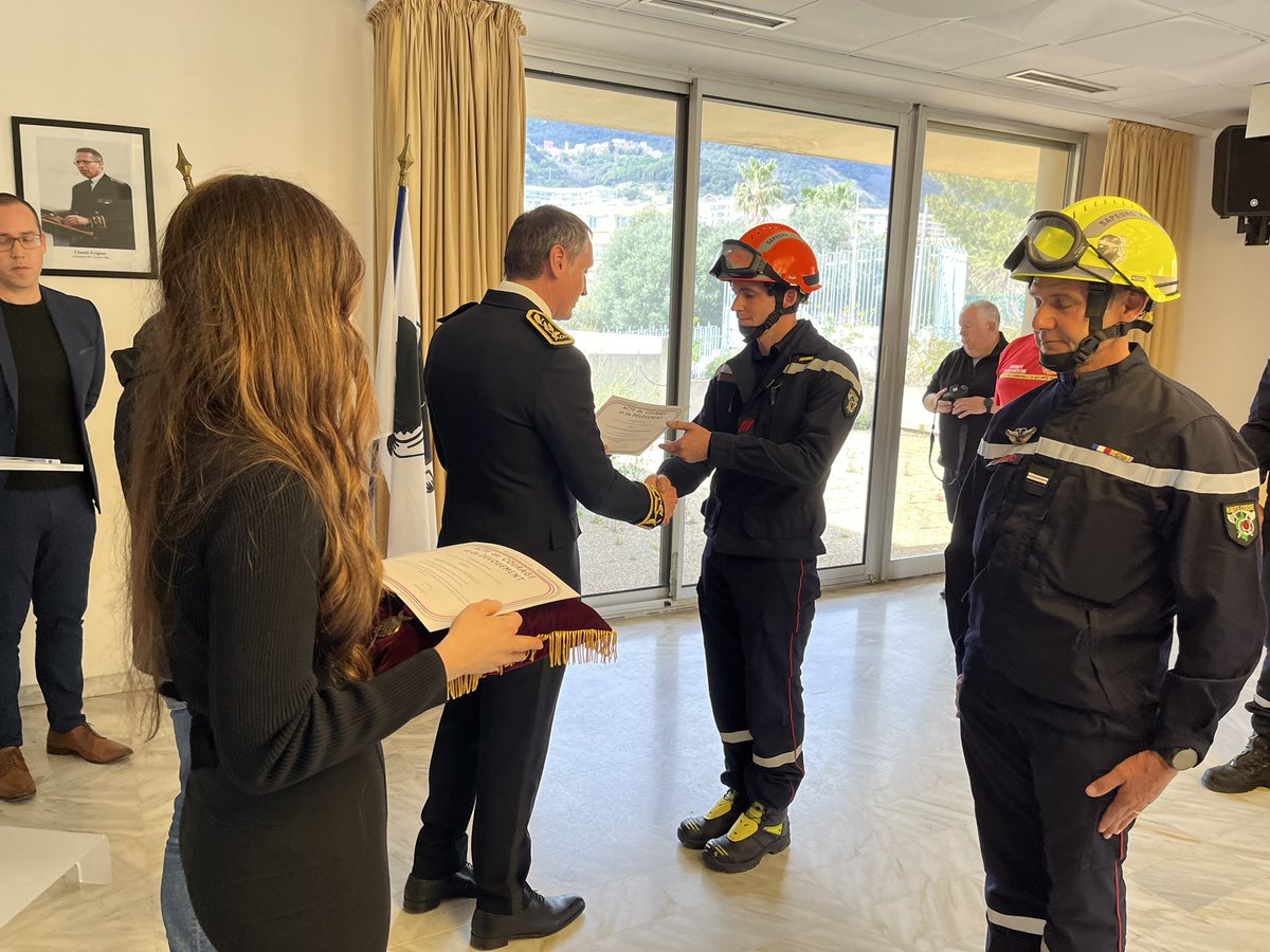 sis_2b's tweet image. Cérémonie de remise de médailles, agrafe « Feux de forêt 2022 », portant attribution de la médaille de la sécurité intérieure, ce matin à la préfecture de Haute-Corse à Bastia. 14 agents ont été distingués dont 2 pour acte de courage et de dévouement.