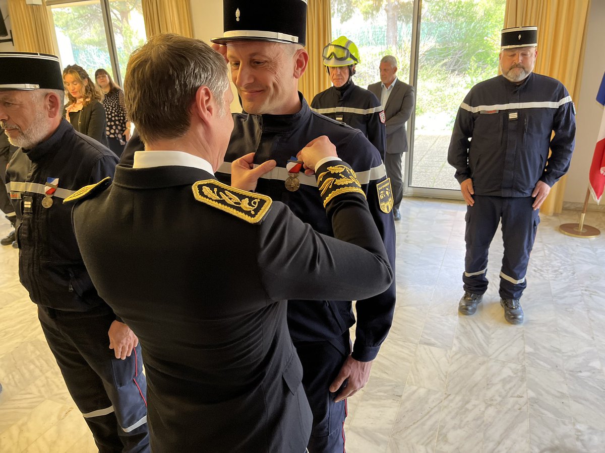 sis_2b's tweet image. Cérémonie de remise de médailles, agrafe « Feux de forêt 2022 », portant attribution de la médaille de la sécurité intérieure, ce matin à la préfecture de Haute-Corse à Bastia. 14 agents ont été distingués dont 2 pour acte de courage et de dévouement.