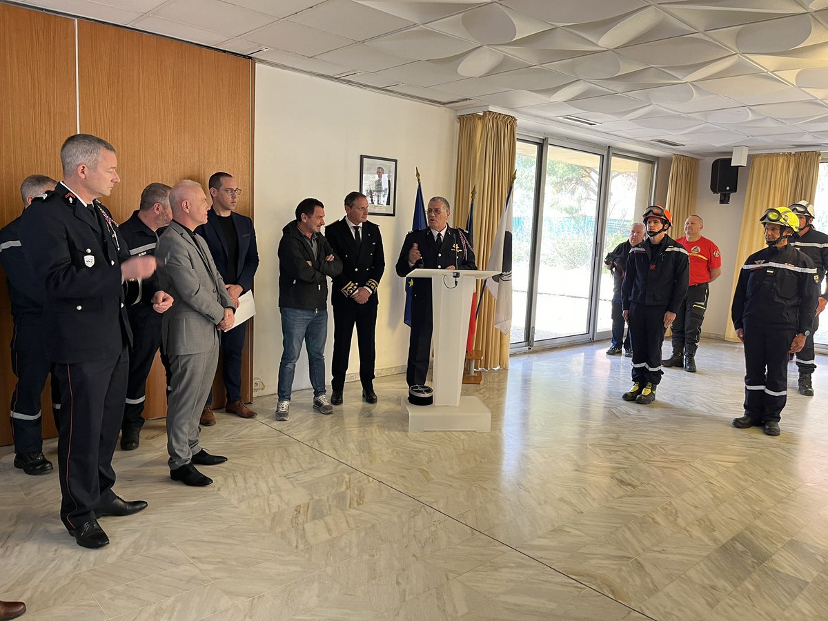 sis_2b's tweet image. Cérémonie de remise de médailles, agrafe « Feux de forêt 2022 », portant attribution de la médaille de la sécurité intérieure, ce matin à la préfecture de Haute-Corse à Bastia. 14 agents ont été distingués dont 2 pour acte de courage et de dévouement.