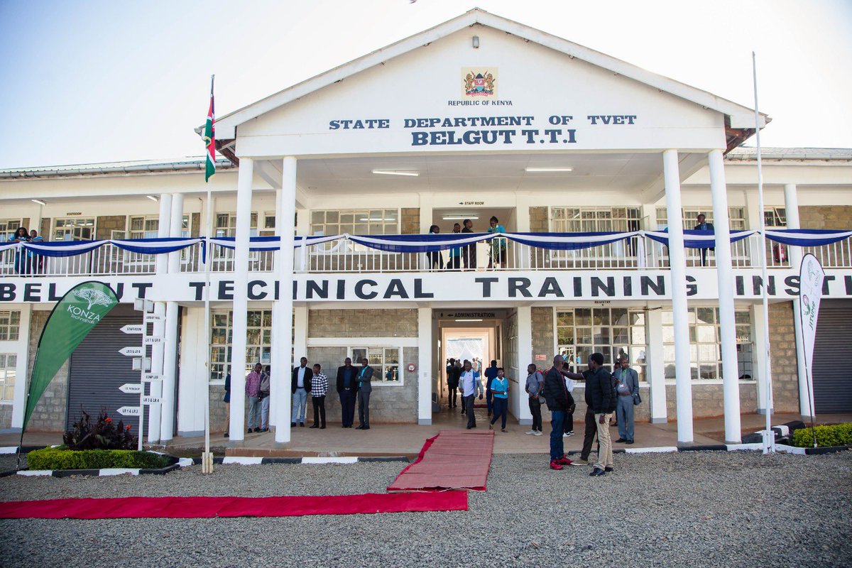 TechnopolisKE's tweet photo. H.E @WilliamsRuto at Belgut T.T.I in Kericho County where he launched a Jitume Lab. He was accompanied by @MoICTKenya CS @EliudOwalo PS @tanuijohn , @Konzatech CEO @jpokwiri and local leaders.
#FinyaComputerDollarItoke #JitumeLab https://t.co/fpZV50L7b4