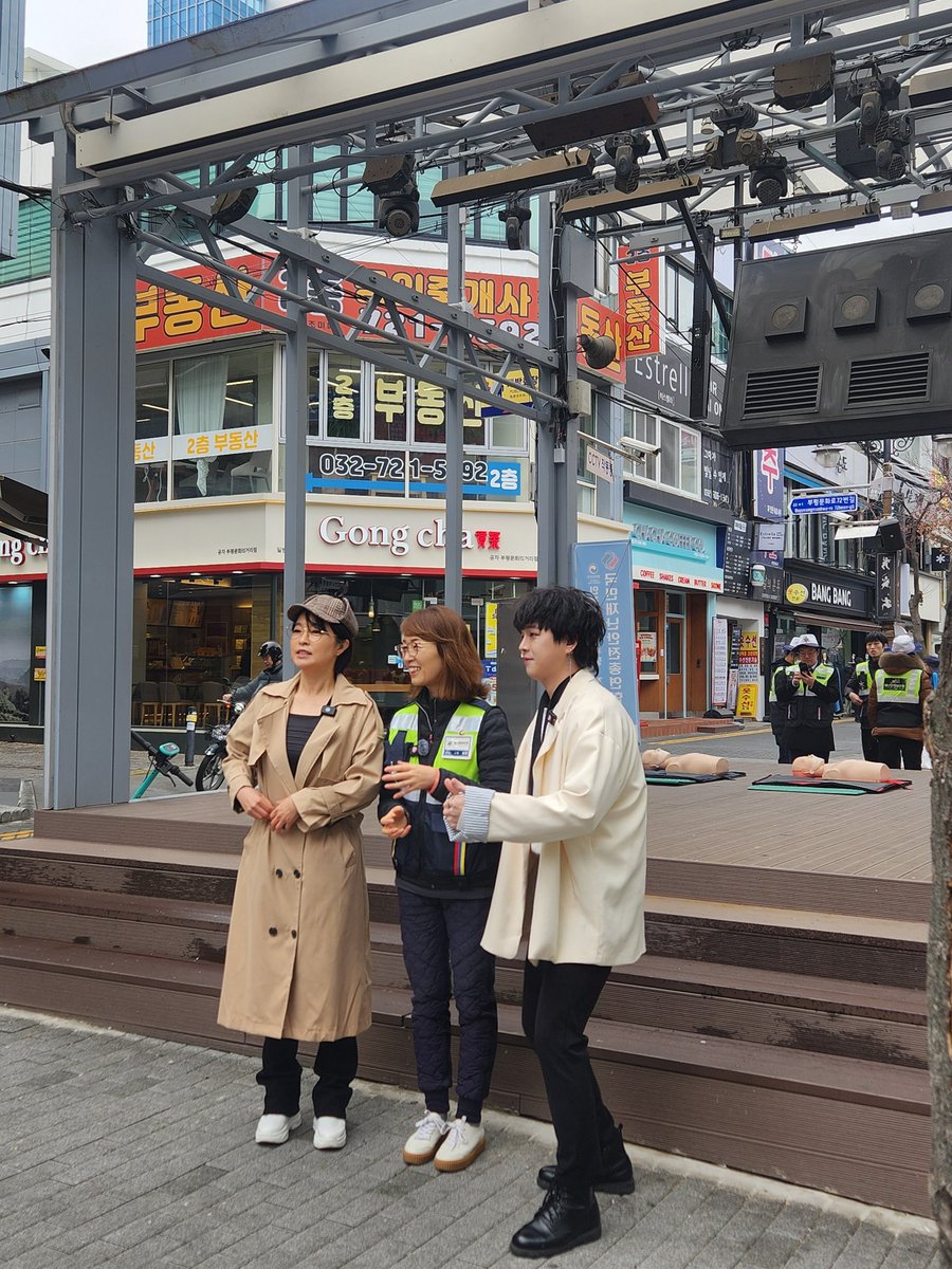 dst_official_'s tweet photo. 🔥🔥집중!!!🔥🔥
SK Btv 방송리포터 시우 시작!!!

시우가 ‘SK Btv-일일 재난 안전 보안관' 인천 부평역 편!! 

안전 봉사단과 같이 캠페인 방송 촬영을 하고 왔어!! 안전에 대해 많은 것을 경험하고 배울 수 있었어!! 
재밌게 촬영하고 왔으니까 본 방송 기대해 줘~ 🔥
. https://t.co/gVzbB3WvfM