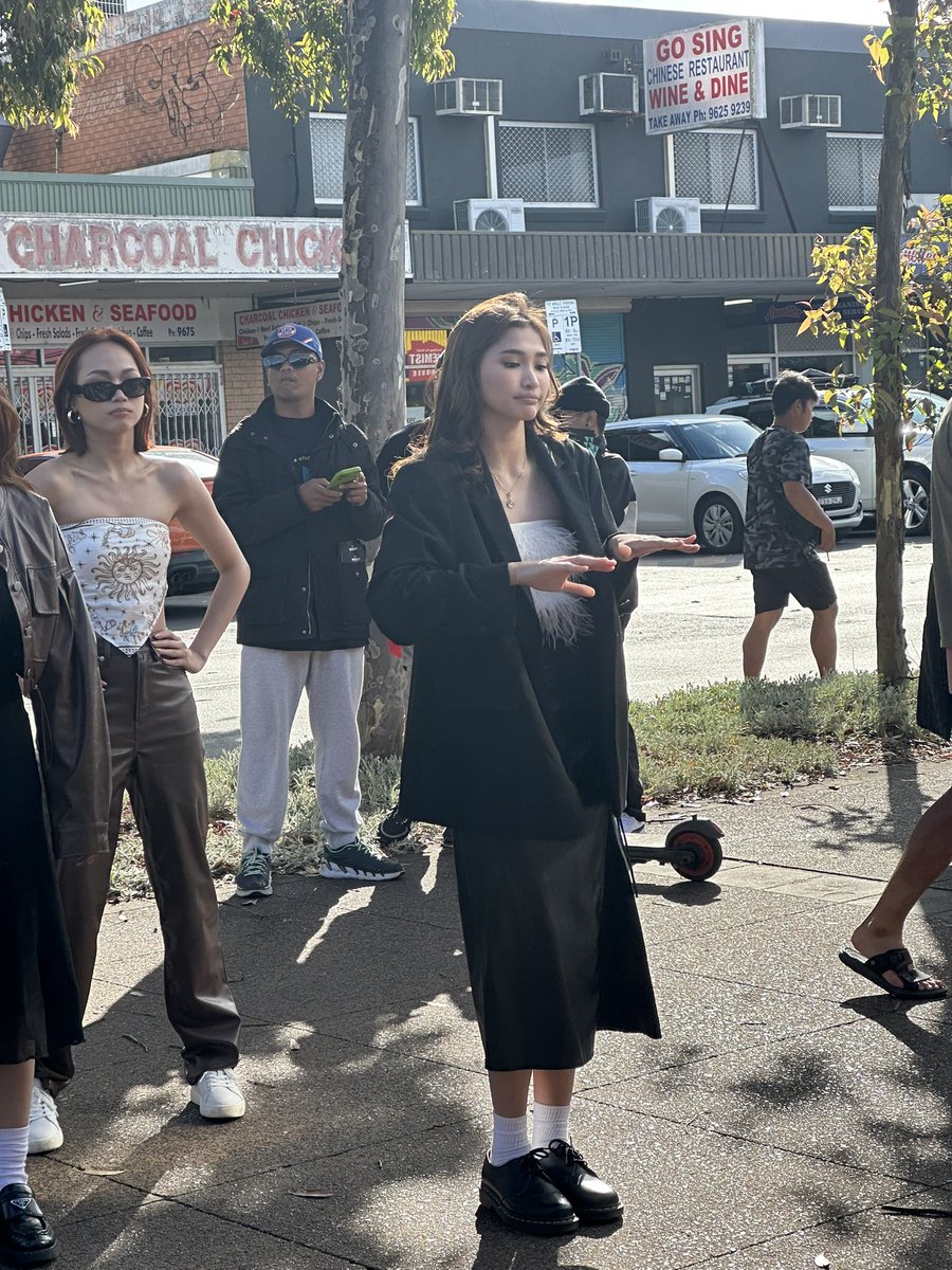gaeforbini's tweet photo. wait i just realised... nung umikot sila sa shops ng sydney, aiah gave her blazer to jho?? 🥹🥹🥹

JhoAiah crumbs huhu #BINI https://t.co/5d1WLCALMg