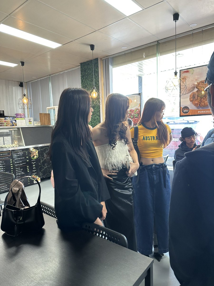 gaeforbini's tweet photo. wait i just realised... nung umikot sila sa shops ng sydney, aiah gave her blazer to jho?? 🥹🥹🥹

JhoAiah crumbs huhu #BINI https://t.co/5d1WLCALMg