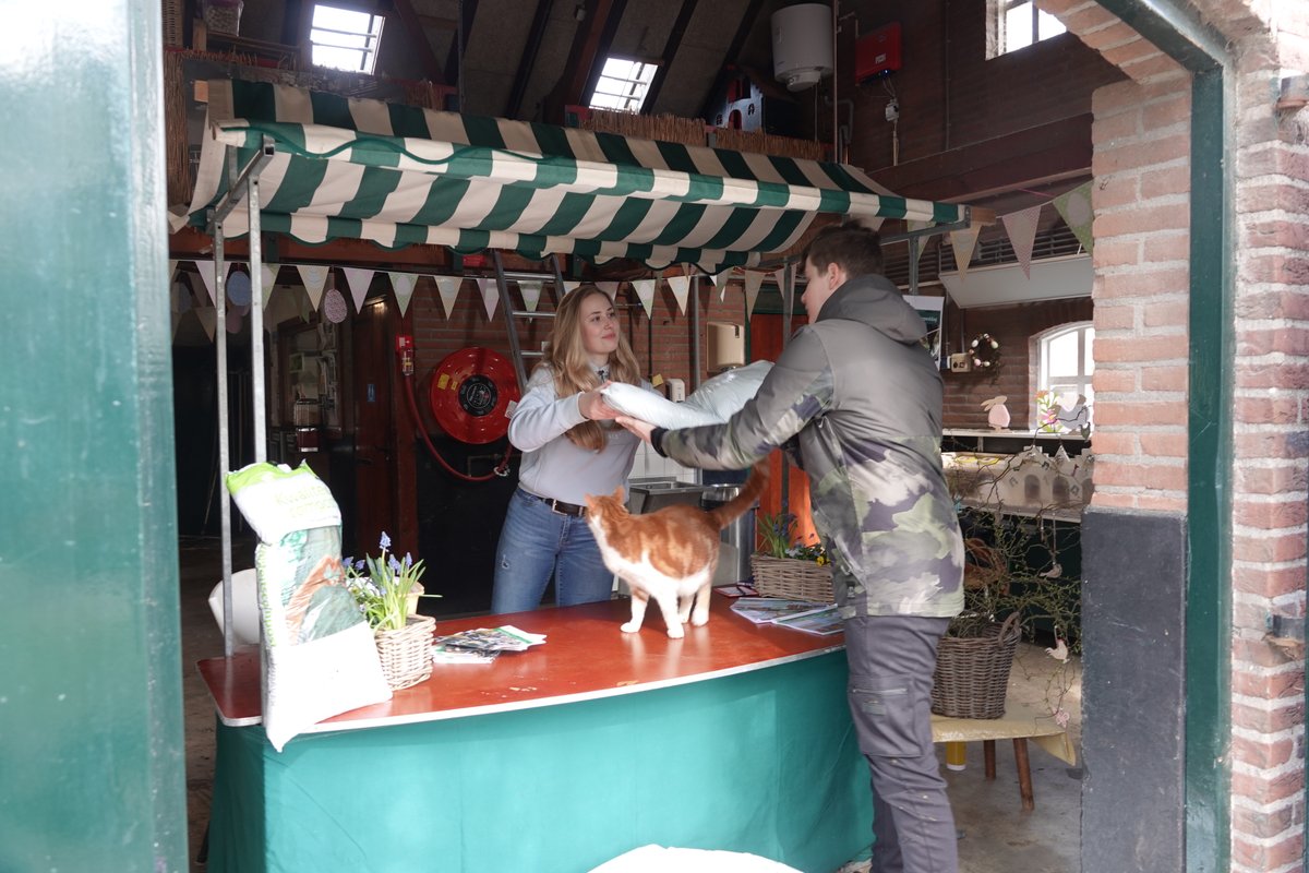 GemeenteDenHaag's tweet photo. Gratis zakje compost op de Landelijke #Compostdag! ๐ฅ๐ฅฆ
๐
23 maart
โฐ 10-14 uur
๐ Haagse stadsboerderijen
Gemaakt van gft-afval en etensresten, is compost handig materiaal voor het verbeteren van de grond in jouw tuin. Ook helpt het tegen onkruid. ๐
๐ https://t.co/d9ROP6WpDJ https://t.co/bwTZS69MFM
