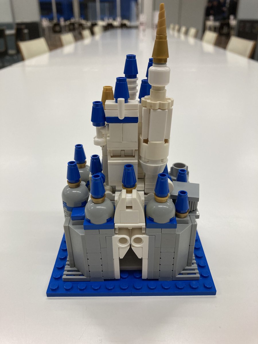 レゴでディズニーランドのシンデレラ城
(ミニチュア)を作りました。
早稲田レゴ研@w_Legob でのディズニージオラマの一部になります。
#レゴ