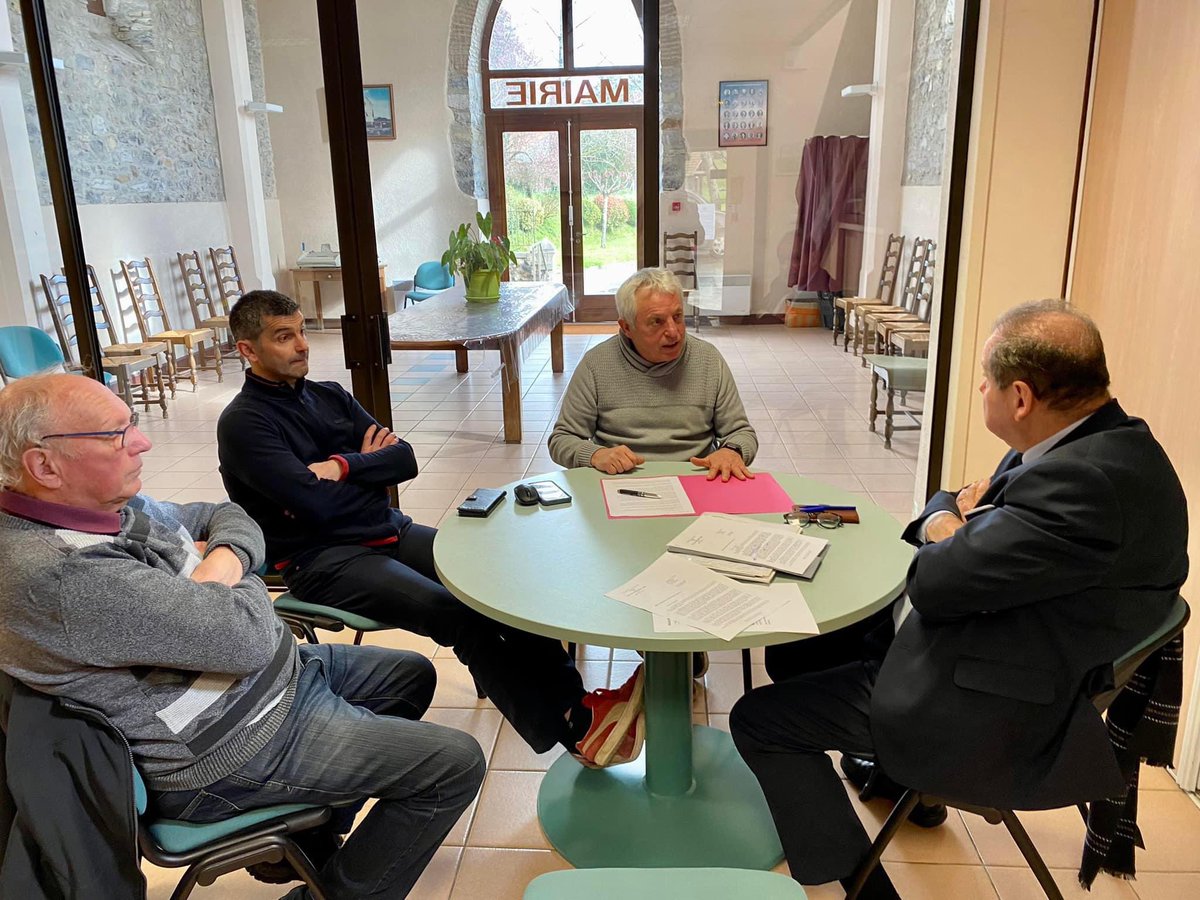 Réunion de travail avec Guy Romain, maire de Salles-Mongiscard et les élus municipaux de la commune sur l’épineuse question des finances publiques locales.

#SénateurDeTerrain #laforcedenoscommunes