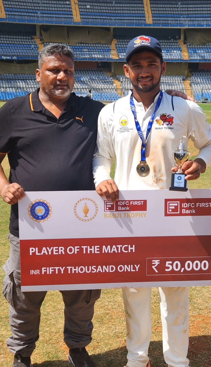 Player of the match of Final Musheer Khan with his father.

His performance:
-6(12) & 136(324)
-2/48

#RanjiTrophyFinal