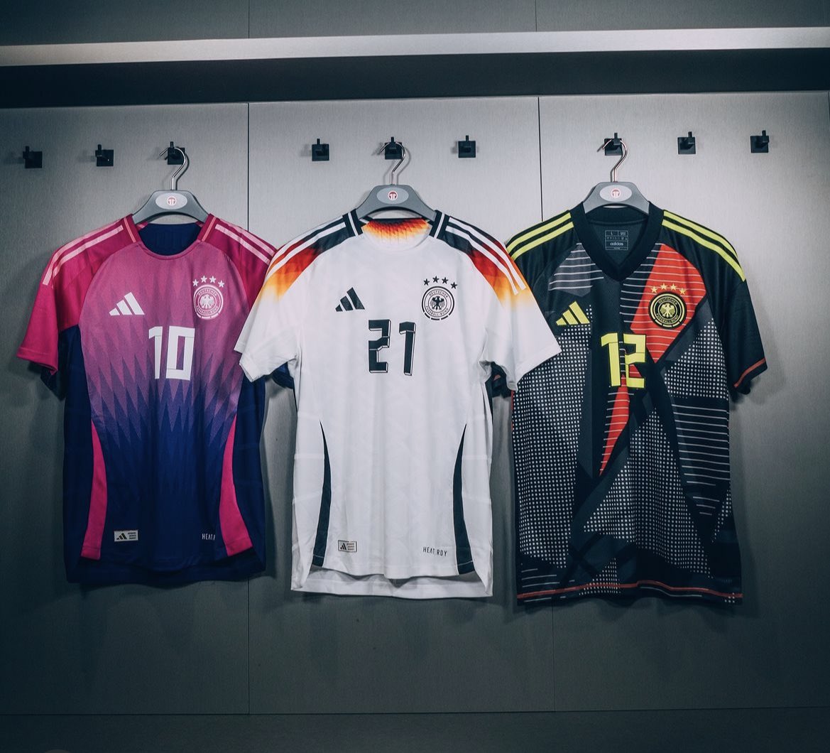 schalkehenry's tweet photo. Wäre viel geiler, wenn das schwarze Trikot das Auswärtstrikot wäre und das pinke das Torwarttrikot https://t.co/a0KLnaDCiJ