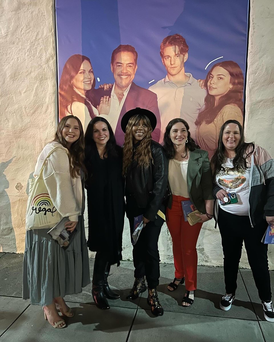 catiavacardoso's tweet image. Lana with fans after the performance of the play. Very happy for you girls! @LanaParrilla 💋 Repost staceymarie1226 
 ...
 #pasadenaplayhouse #oneofthegoodones