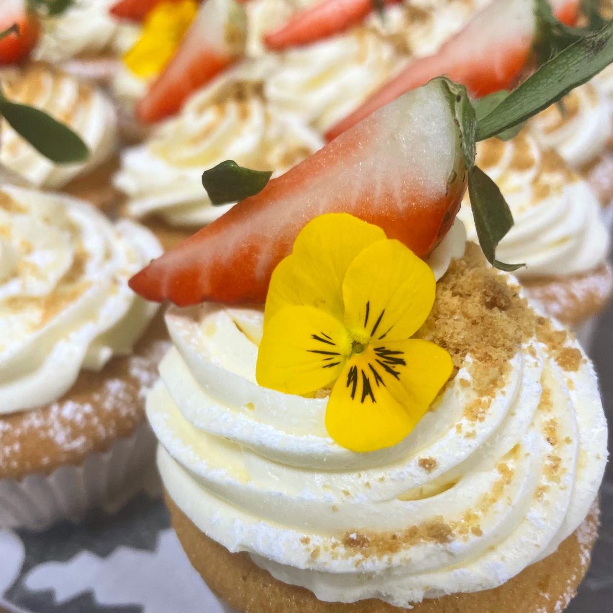 Did somebody say Strawberry Cheesecake Cupcakes ?🧁 

Yes please! ❤️

#fuelyourindividuality #cupcakes #sweettreats #cupcakes #hospitality