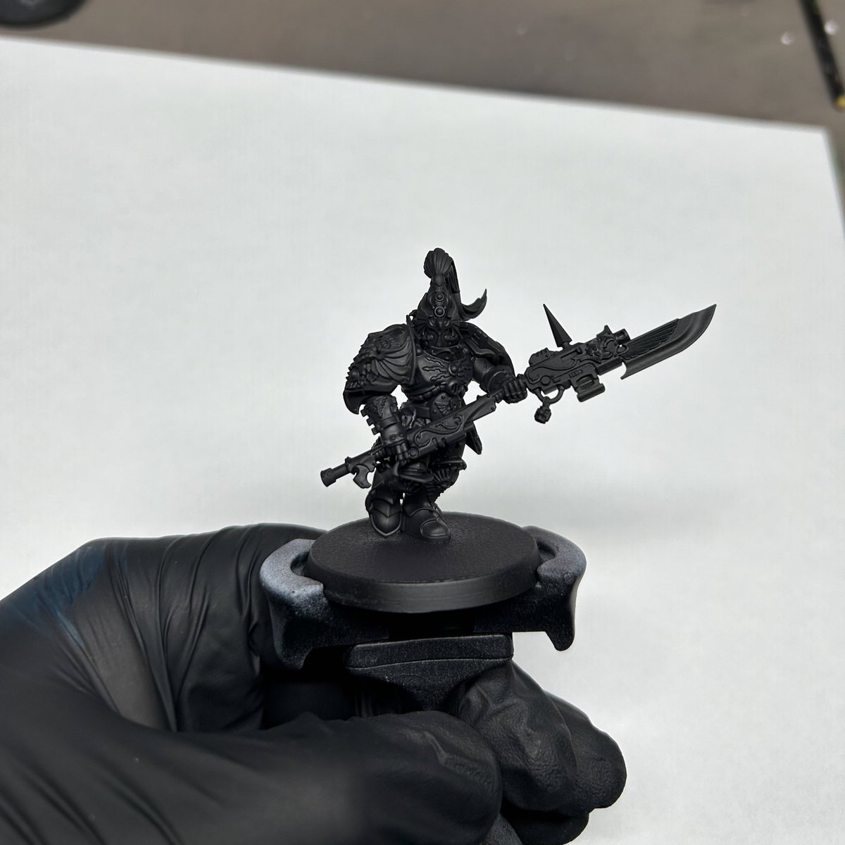 ¡Buenos días! 
Hace unos días me preguntaron como pinto armaduras negras e hice un pequeño paso a paso. Así que voy a aprovechar a compartirlo con vosotros. 

1. Sobre una imprimación negra, aplico una capa de Tenebrous grey para matear la superficie.