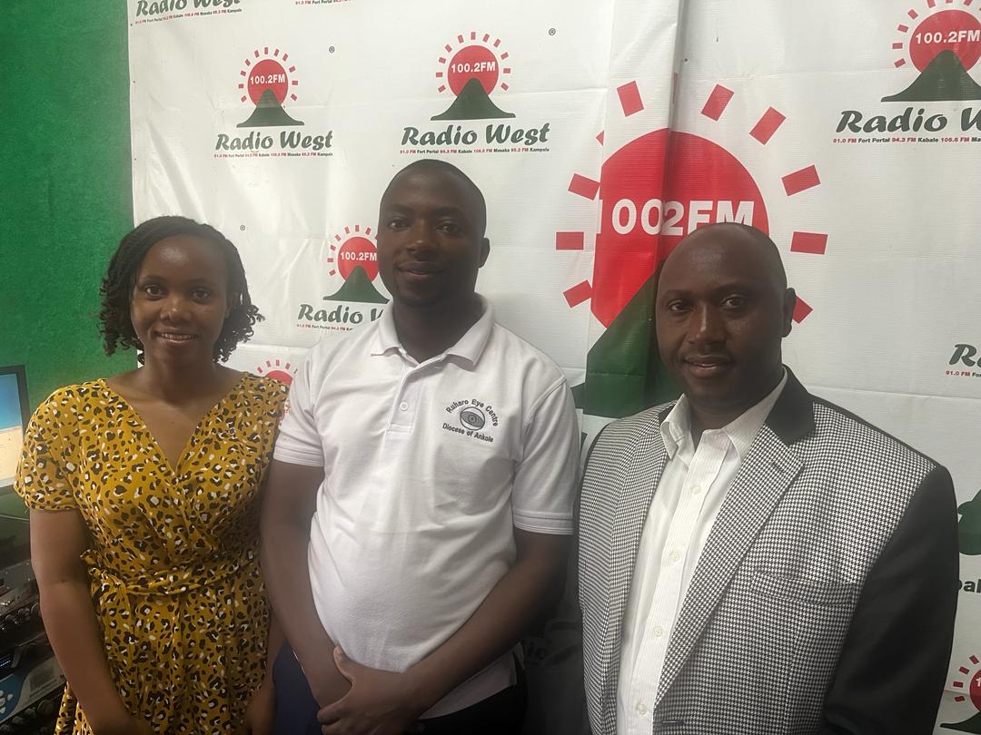 RuharoHospital's tweet photo. As we continue to receive huge numbers of patients with red eye disease seeking care after the outbreak, Our care specialists are in @radiowestug to educate the public about the disease. 
Cc: @TBekson @ANGELAMERIC2 @themwanjap @PliersT @OSUsocietyofug @MosesOkipi @MinofHealthUG https://t.co/zr4w6mayqF