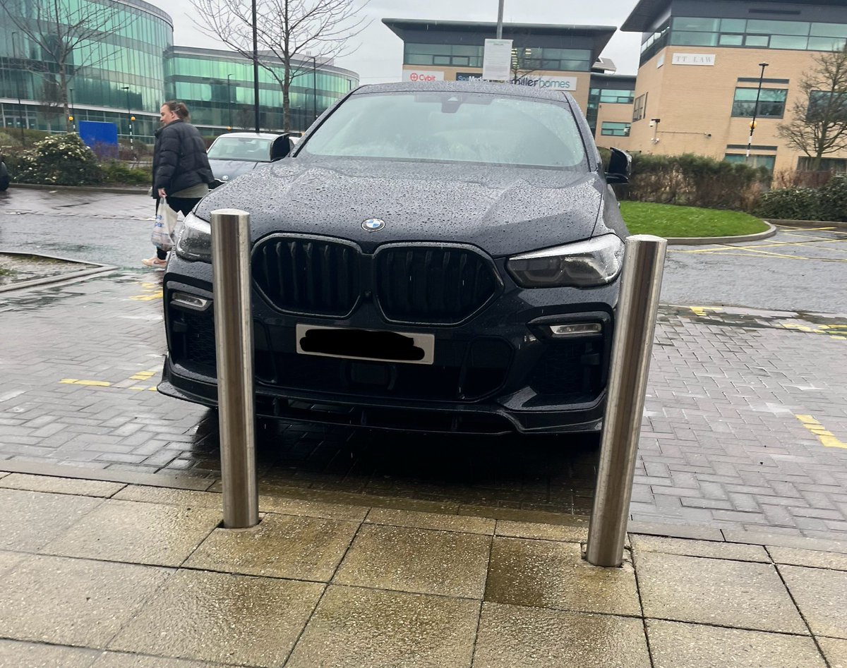 vettesbubbles's tweet photo. @parking_shit was is two minds whether to send this or not. But it’s just such a shit thing to do! 

Imagine the kind of MASSIVE PR**K you have to be to not only park in a disabled parking space without a badge but ALSO to park in that space BADLY!! https://t.co/JBam53pVJR