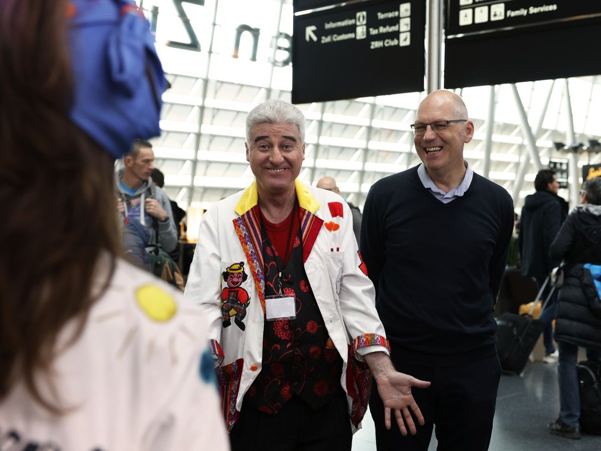 🤍 In the duty-free stores at Zurich Airport, a mineral water is sold for CHF 2.50, of which 50 cents are donated to a charitable cause. The proceeds of CHF 198,536.50 from the last six months go to the Stiftung Theodora. flughafen-zuerich.ch/newsroom/chari…