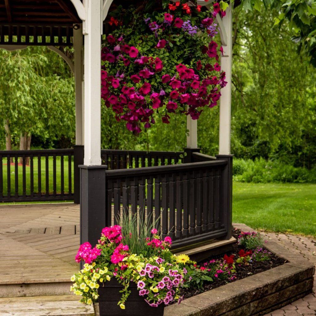 During your function, the lawns and gardens are free for you and your guests to enjoy at ease. 

Our banquet hall holds 160 guests and provides full function service, such as catering, decorating, and a team of dedicated professionals to ensure your event runs smoothly.