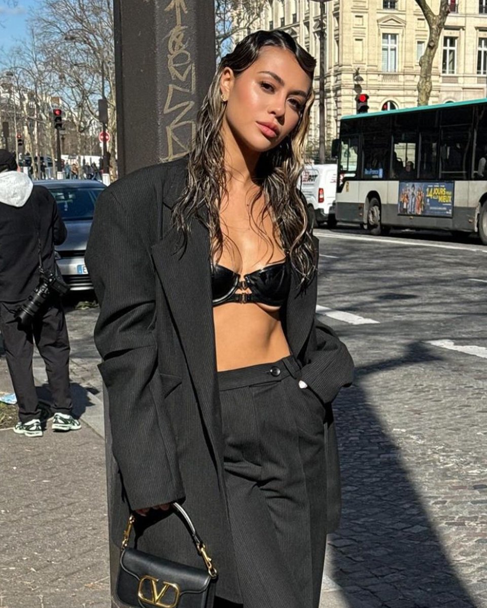 HoneyBirdette's tweet photo. Featuring Desiree Schlotz in our Jael Black Bra. Get it in the flash sale for a strictly limited time ๐ #honeybirdette #styleinspo #sale #afterpayday
SHOP NOW: https://t.co/cylYK1hcgI https://t.co/SP1UGZi2Q2