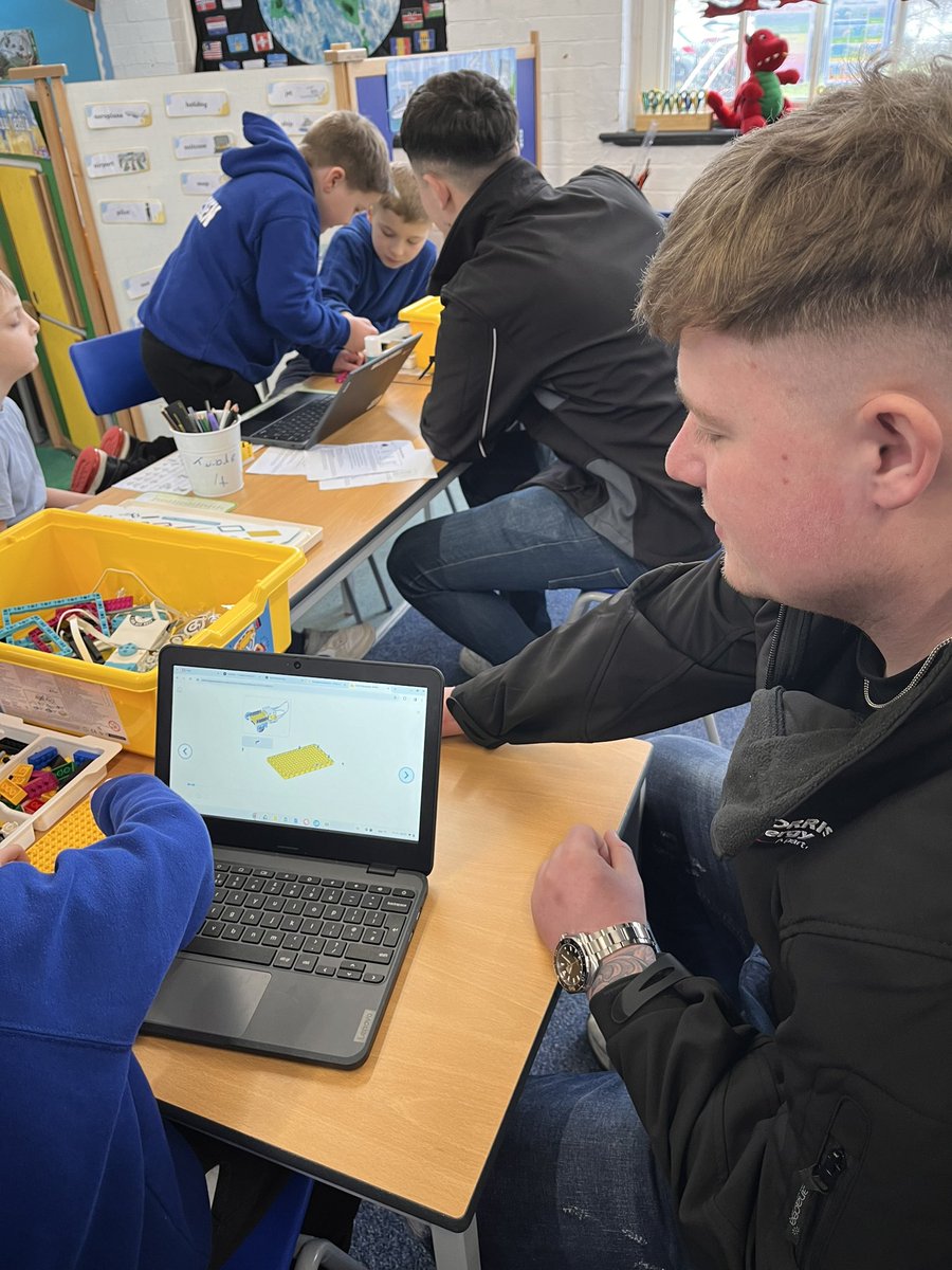 AndreaLSimon's tweet photo. Had a lovely STEM day yesterday with @Tiryberthschool and their new #ESG #STEM LEGO kits
@LEGO_Group @MEServicesUK 
#apprentice https://t.co/2MgPoAJRo1