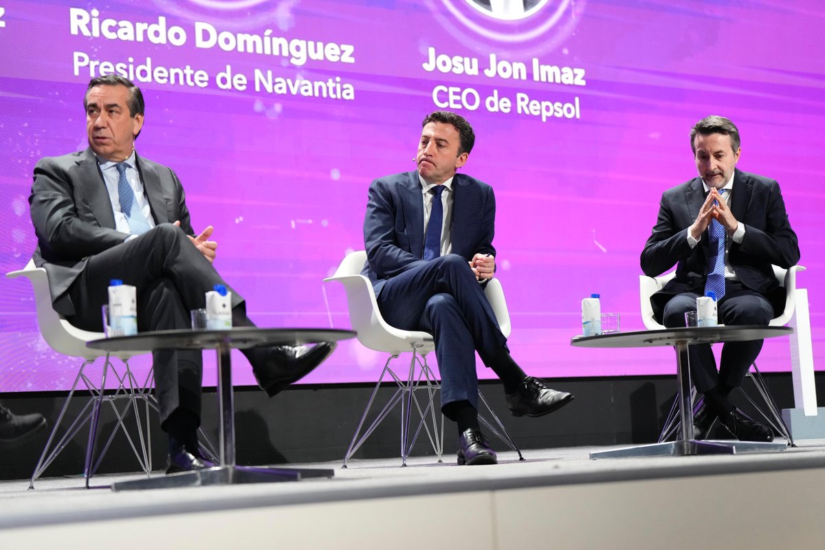IndesiaOrg's tweet photo. 🟣#IIIForoIndesIA | Continuamos con la segunda mesa de debate compuesta por👉Josu Jon Imaz, CEO de @Repsol, Bernardo Velázquez, CEO de @acerinox y Ricardo Domínguez, presidente de @NavantiaOficial. https://t.co/6yPlcUQiLs