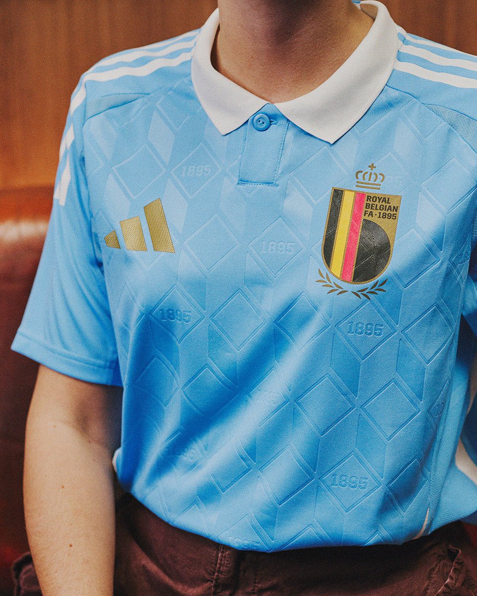 formakultur's tweet photo. adidas milli takımlar için hazırladığı yeni formaları tanıttı.

Şüphesiz en ilgi çekici olan Belçika’nın yeni deplasman forması. 

Belçika’nın ulusal simgelerinden biri olan çizgi roman karakteri Tintin (Tenten) yeni deplasman formasına ilham kaynağı oldu. 

🇧🇪 @BelRedDevils | @adidasfootball