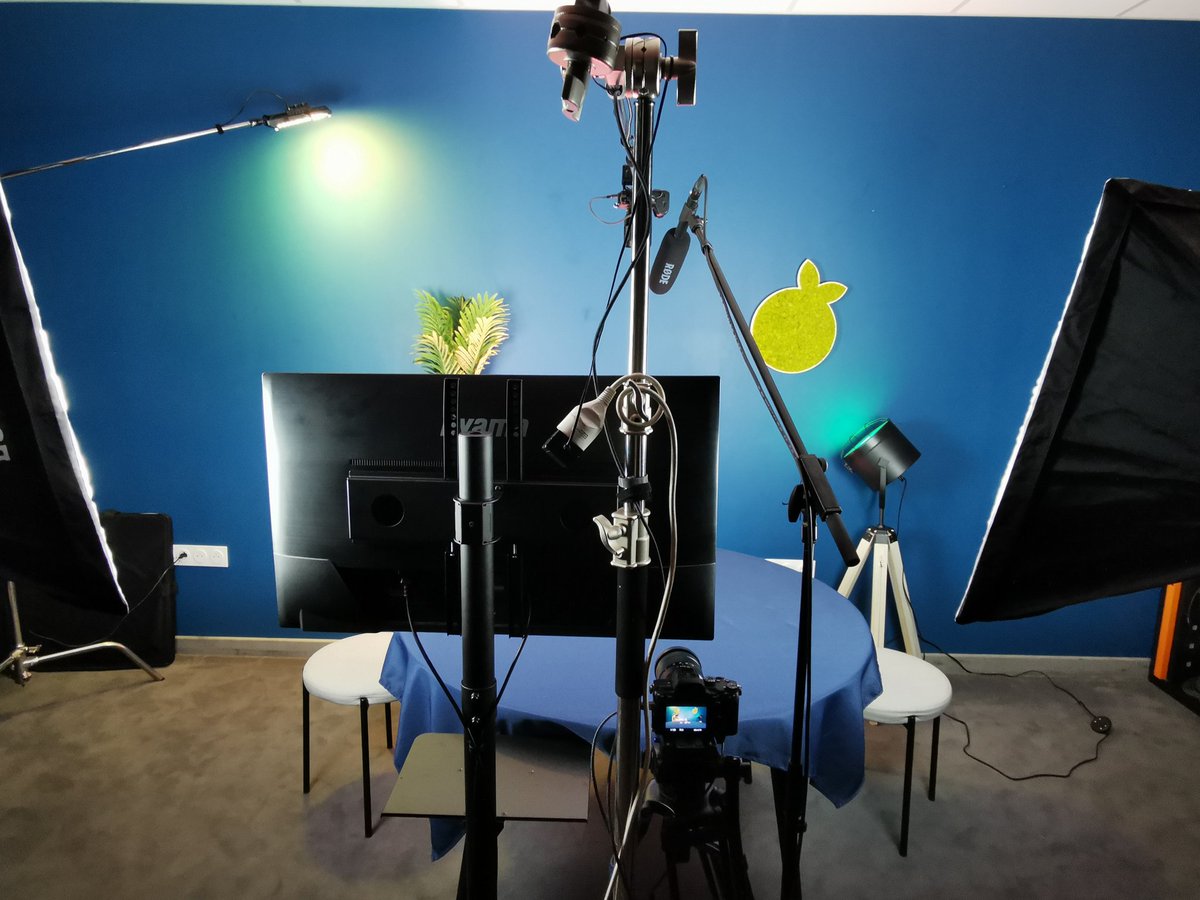 Ce que vous verrez à l'écran ce midi VS ce que moi je vois depuis ma régie. 😅
Rdv dans une heure sur twitch.tv/blueorangenews pour découvrir notre nouveau jeu Score 5 et faire une partie en direct ! 😍