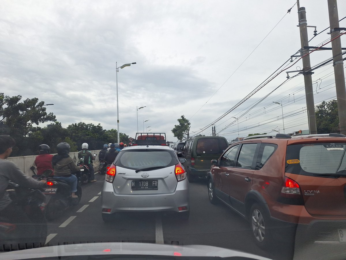 bondry's tweet photo. @dishubjakarta @DKIJakarta @RadioElshinta @TMCPoldaMetro  jalan raya pasar mimggu arah lentemg agung, macet berhenti imbas pekerjaan jalan depan antam, yang sudah 1 tahun belum selesai selesai. https://t.co/KXk2NsQHSw