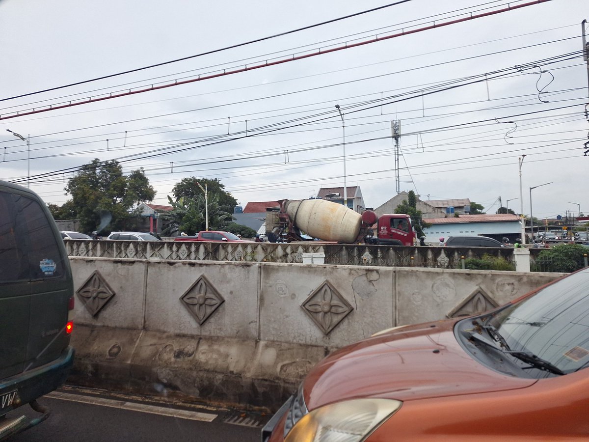 bondry's tweet photo. @dishubjakarta @DKIJakarta @RadioElshinta @TMCPoldaMetro  jalan raya pasar mimggu arah lentemg agung, macet berhenti imbas pekerjaan jalan depan antam, yang sudah 1 tahun belum selesai selesai. https://t.co/KXk2NsQHSw