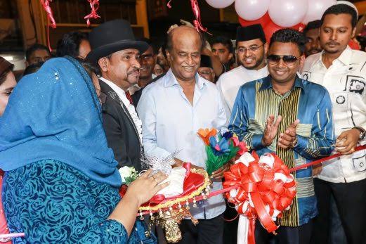 UFTVcommanders's tweet photo. Dato Malik - Rajini Combo Cakes 🤣🤣🤣🤣

#JafferMalik #DatoMalik
#Rajinikanth Drug case https://t.co/AAFnXjvRZf