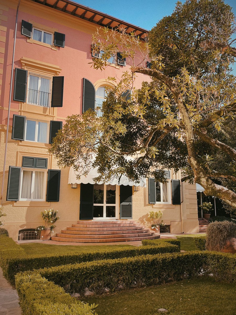 The stunning garden of Augustus Hotel & Resort is a park of great naturalistic and botanical splendor, immersed in the scent of cyclamens and gardenias, such an immersive experience.

#AugustusHotelResort #LuxuryLifestyle #FortedeiMarmi