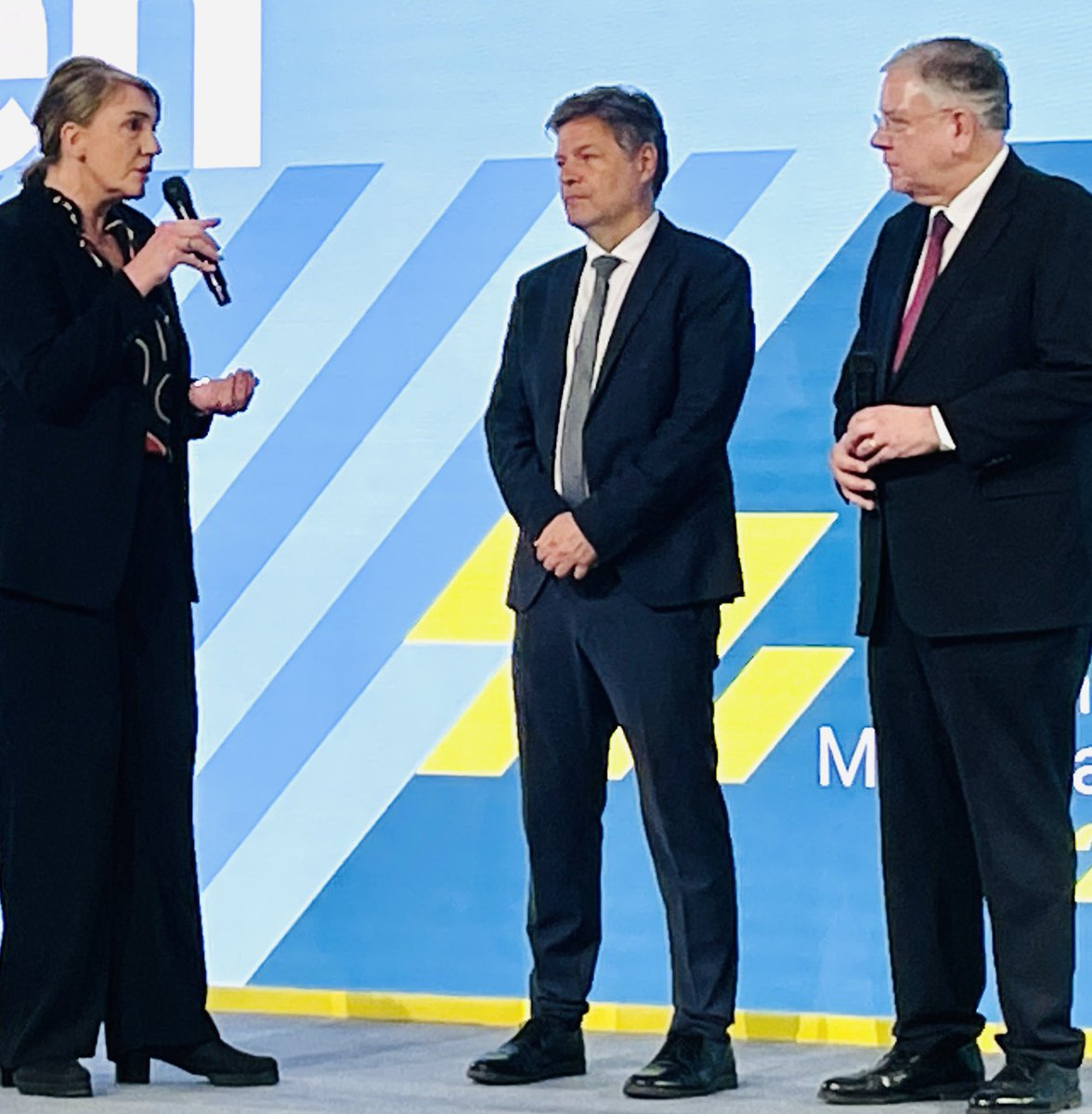 Bürokratieabbau & Planungsbeschleunigung sind wichtige Ziele der Ampel (Robert Habeck hat dies beim #ZTM2024 des @BVMWeV gestern nochmals bekräftigt). Deshalb braucht es jetzt den 🚦-Beschluss zum #Solarpaket I. Die BT-Anhörung war vor 4 Monaten! Verzögerungen kosten Zeit & Geld.