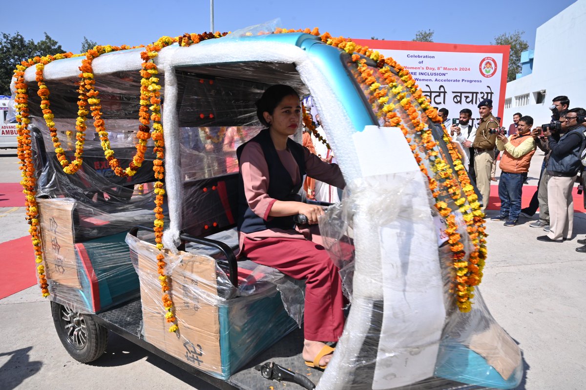 HWDC_1982's tweet photo. हरियाणा महिला विकास निगम, पंचकुला
द्वारा 11 सबसे गरीब एवं विधवा प्रशिक्षित महिलाओं को सीo एसo आरo फण्ड के तहत मेसर्स जमना ऑटो इंडस्ट्रीज लिमिटेड, यमुनानगर के माध्यम से ई-रिक्शा उपलब्ध किये गये ताकि ये महिलाएं आर्थिक रूप से सशक्त हो सके | https://t.co/iuVHTbXyH1