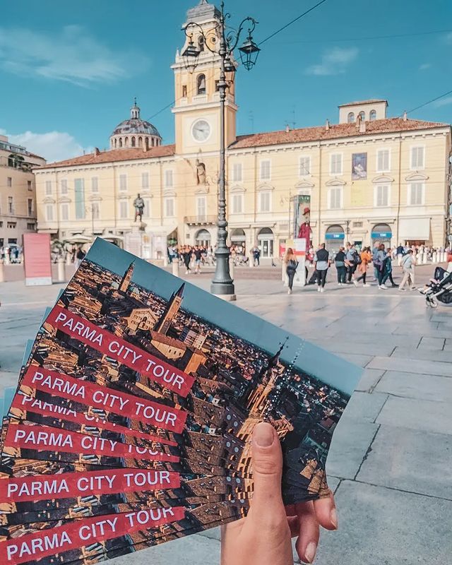 parmawelcomeoff's tweet photo. #Scopri e #gusta la città con il 𝙋𝙖𝙧𝙢𝙖 𝘾𝙞𝙩𝙮 𝙏𝙤𝙪𝙧
Una piacevole passeggiata tra le meraviglie del centro storico con degustazione di #ParmigianoReggiano
📍Tutti i giorni alle 10 (italiano/inglese), sabato anche alle 15 (italiano/francese)
📌 https://t.co/n2XvJXIMzR https://t.co/OyJvWYDi3J