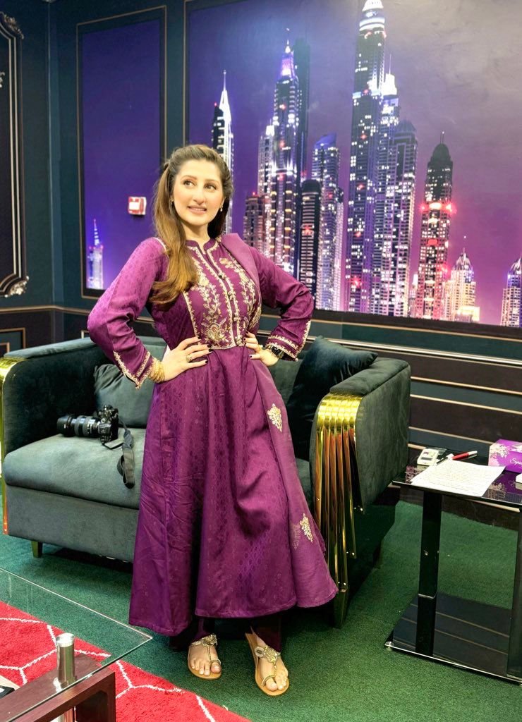 MediaSpringPk's tweet photo. BTS! @Drarooba1 at the recordings of #Kasauti https://t.co/lsMwfyJF6R