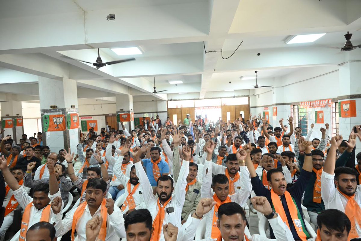 iRekhachaudhari's tweet photo. આજે ડીસા ખાતે આયોજિત ભારતીય જનતા યુવા મોરચાની બેઠકમાં ઉપસ્થિત રહીને લોકસભા ચૂંટણી ૨૦૨૪ માં પ્રચંડ જીત મેળવીને મોદી સાહેબના હાથોને વધુ મજબુત કરવાનો સૌએ સંકલ્પ કર્યો..!

આ બેઠકમાં ગુજરાત પ્રદેશ યુવા મોરચાના પ્રમુખ શ્રી ડો. પ્રશાંતભાઈ કોરાટ સાહેબ, જિલ્લા ભાજપના મહામંત્રી શ્રી કનુભાઈ વ્યાસ સાહેબ, જિલ્લા ભાજપના મહામંત્રી શ્રી સંજયભાઈ બ્રહ્મભટ્ટ સાહેબ, પ્રદેશ યુવા મોરચા મહામંત્રી શ્રી ડોક્ટર નરેશભાઈ દેસાઈ, ઉપપ્રમુખ શ્રી ડોક્ટર નરેશભાઈ ઠાકોર, જિલ્લા ભાજપ ઉપપ્રમુખ શ્રી અનિલભાઈ રાઠોડ, જિલ્લા યુવા મોરચા પ્રમુખ સાગરભાઇ ચૌધરી, યુવા ભાજપ પ્રભારી શ્રી પ્રવીણભાઈ દેસાઈ, પૂર્વ ધારાસભ્ય શ્રીમતી રેખાબેન, જિલ્લા યુવા મોરચા મહામંત્રી શ્રી રમેશભાઈ દેસાઈ, જિલ્લા યુવા મોરચા મહામંત્રી શ્રી અલકેશભાઈ જોશી અને કર્મઠ કાર્યકર્તાઓ ઉપસ્થિત રહ્યાં હતા.