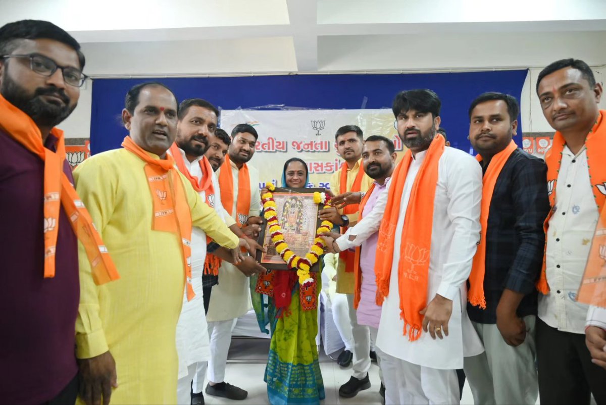 iRekhachaudhari's tweet photo. આજે ડીસા ખાતે આયોજિત ભારતીય જનતા યુવા મોરચાની બેઠકમાં ઉપસ્થિત રહીને લોકસભા ચૂંટણી ૨૦૨૪ માં પ્રચંડ જીત મેળવીને મોદી સાહેબના હાથોને વધુ મજબુત કરવાનો સૌએ સંકલ્પ કર્યો..!

આ બેઠકમાં ગુજરાત પ્રદેશ યુવા મોરચાના પ્રમુખ શ્રી ડો. પ્રશાંતભાઈ કોરાટ સાહેબ, જિલ્લા ભાજપના મહામંત્રી શ્રી કનુભાઈ વ્યાસ સાહેબ, જિલ્લા ભાજપના મહામંત્રી શ્રી સંજયભાઈ બ્રહ્મભટ્ટ સાહેબ, પ્રદેશ યુવા મોરચા મહામંત્રી શ્રી ડોક્ટર નરેશભાઈ દેસાઈ, ઉપપ્રમુખ શ્રી ડોક્ટર નરેશભાઈ ઠાકોર, જિલ્લા ભાજપ ઉપપ્રમુખ શ્રી અનિલભાઈ રાઠોડ, જિલ્લા યુવા મોરચા પ્રમુખ સાગરભાઇ ચૌધરી, યુવા ભાજપ પ્રભારી શ્રી પ્રવીણભાઈ દેસાઈ, પૂર્વ ધારાસભ્ય શ્રીમતી રેખાબેન, જિલ્લા યુવા મોરચા મહામંત્રી શ્રી રમેશભાઈ દેસાઈ, જિલ્લા યુવા મોરચા મહામંત્રી શ્રી અલકેશભાઈ જોશી અને કર્મઠ કાર્યકર્તાઓ ઉપસ્થિત રહ્યાં હતા.