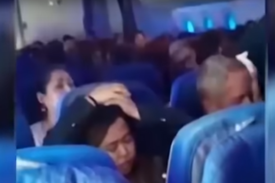 «Άνθρωποι ούρλιαζαν και έκλαιγαν»: Επιβάτες περιγράφουν όσα έζησαν μέσα στο Boeing 787 που «πάγωσε» στον αέρα - 50 τραυματίες (βίντεο)
eirinika.gr/article/267997…