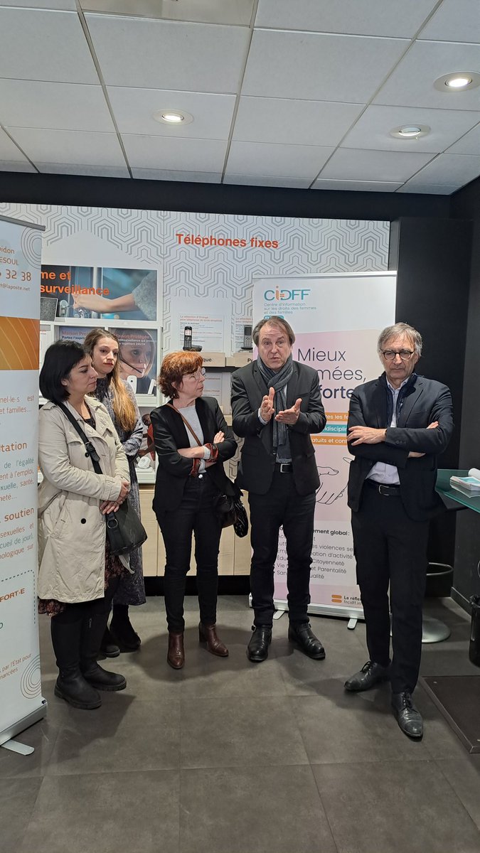 BezVirgini1773's tweet photo. Remise de Don au profit du #CIDFF à la boutique de #Vesoul #HauteSaône #OrangeBFC. Une action importante pour lutter contre les violences faites aux femmes notamment. https://t.co/3awI4sKqvQ