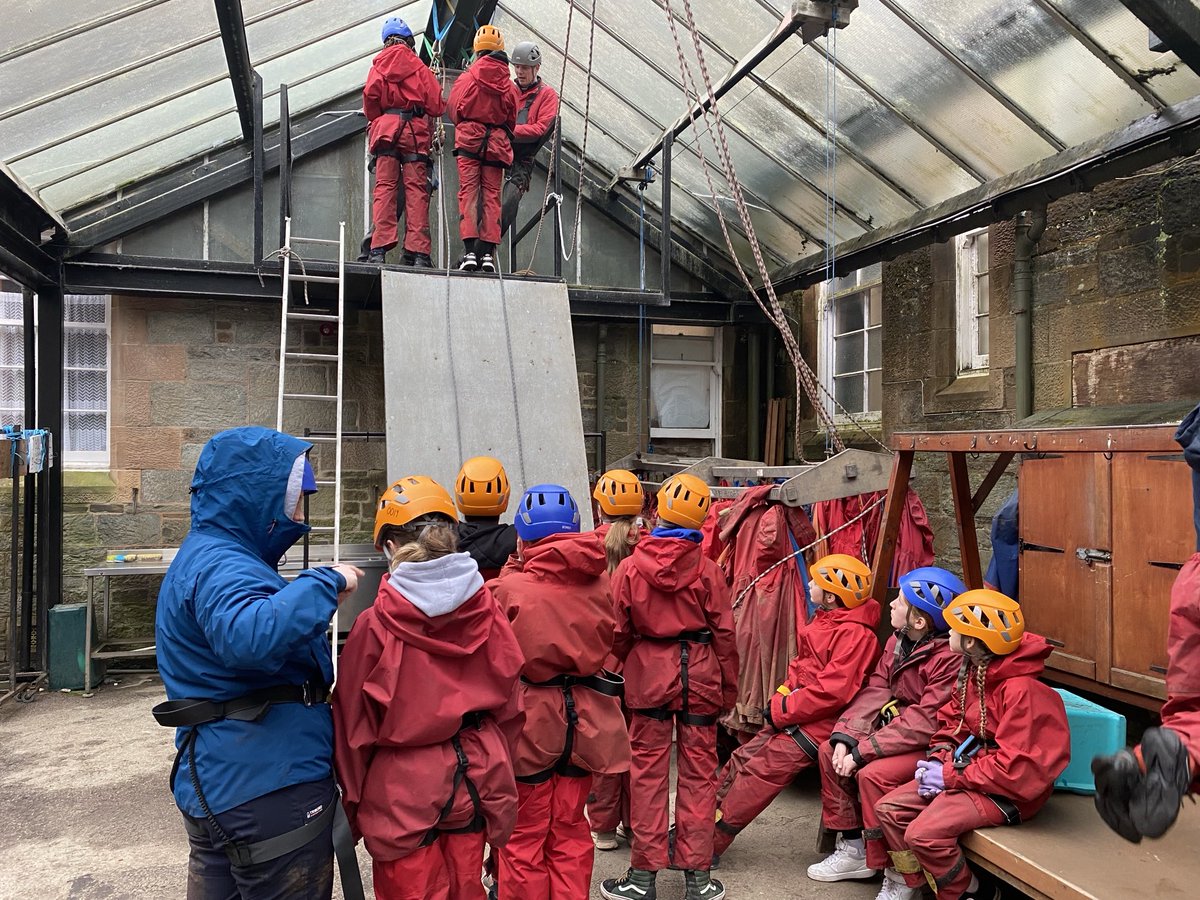 mrspearsoncv's tweet photo. Group 5 having a practise abseil before going out to the real cliff. Don’t worry, they have two safety ropes attached!  🐿️❤️🐿️⁦@Castleview_PS⁩ ⁦@MissMaxwellcv⁩ ⁦@MrsRhodeCV⁩ https://t.co/UwaEEfhOb2