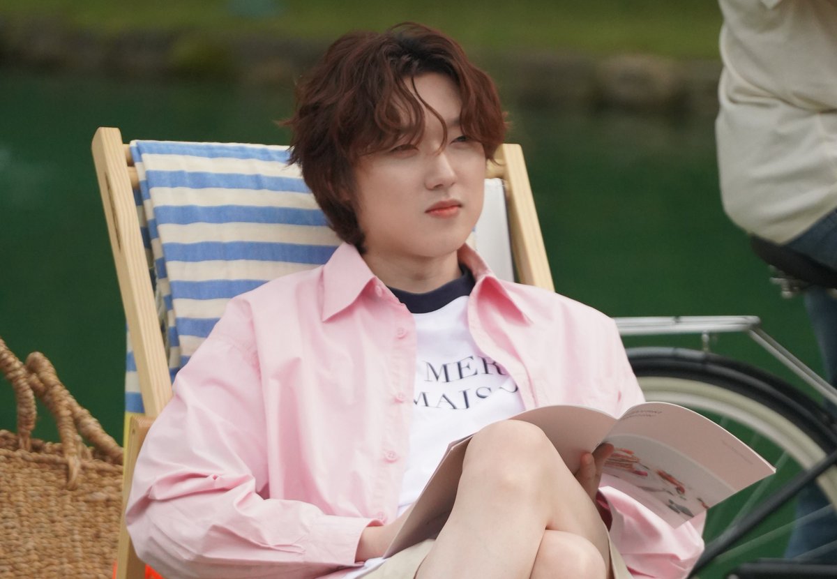 forest_9810's tweet photo. 아니 진짜 피크닉 간 가족사진 아냐???

애들이 자전거 안 타서 자기가 타는 아빠
그 모습 짜게 식은 눈으로 보는 엄마
혼자 티타임 즐기고 있는 사춘기 장녀
간식시간 기다리는 막내 https://t.co/0HMhCtzoU6