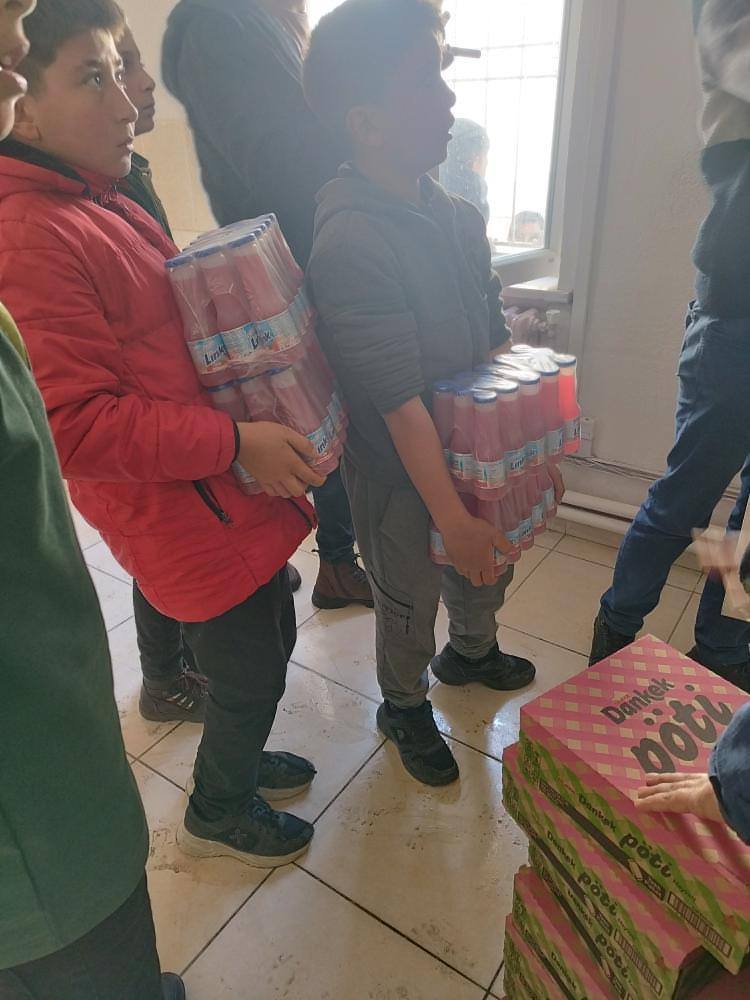 gidadedektifi's tweet photo. Sivas'ta taşımalı eğitim verilen bir ilkokulda hizmet veren yemek şirketi Ramazan ayında çocuklara sadece kek, bisküvi ve gördüğünüz bu içeceklerin dağıtılacağını duyurmuş.
Sivas Milli Eğitim İl Müdürlüğü yemek şirketine karışamıyormuş! Peki bu rezalete kim dur diyecek!?
@tcmeb https://t.co/t2783x7SBq