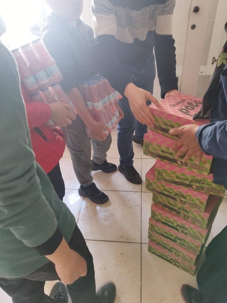 gidadedektifi's tweet photo. Sivas'ta taşımalı eğitim verilen bir ilkokulda hizmet veren yemek şirketi Ramazan ayında çocuklara sadece kek, bisküvi ve gördüğünüz bu içeceklerin dağıtılacağını duyurmuş.
Sivas Milli Eğitim İl Müdürlüğü yemek şirketine karışamıyormuş! Peki bu rezalete kim dur diyecek!?
@tcmeb https://t.co/t2783x7SBq