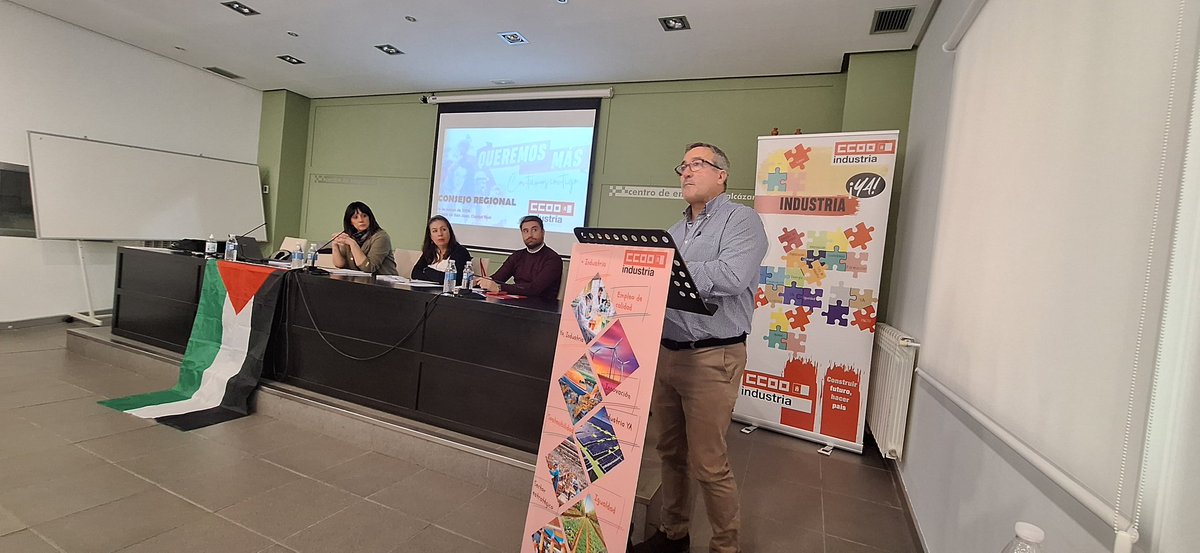 ccooindustriclm's tweet photo. @angel_leonm @garbineespejo Ángel León, SG de CCOO Industria CLM comienza a exponer el Informe general del #ConsejoIndustriaCLM advirtiendo sobre la merma de derechos para la clase trabajadora que supondría la entrada de la extrema derecha en los diferentes gobiernos. https://t.co/hjnoplrYkz