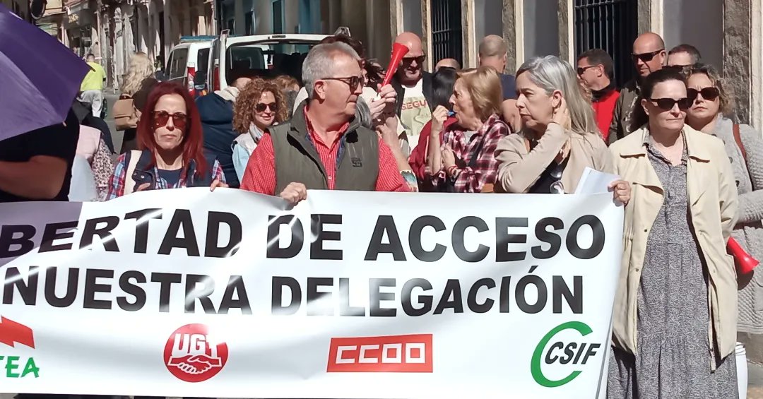 antonio_socias's tweet photo. Otra vez y las que haga falta.
 Concentración  trabajadores de Igualdad a las puertas de la D.P. Igualdad de Almería. Parece mentira pero los trabajadores de igualdad no tienen libre acceso a su D.P., para hacer cualquier gestión.#fsccooalmeria 
#ccoo 
#ccoofsc 
#ccoofscandalucia https://t.co/VL1Z1NmLB7