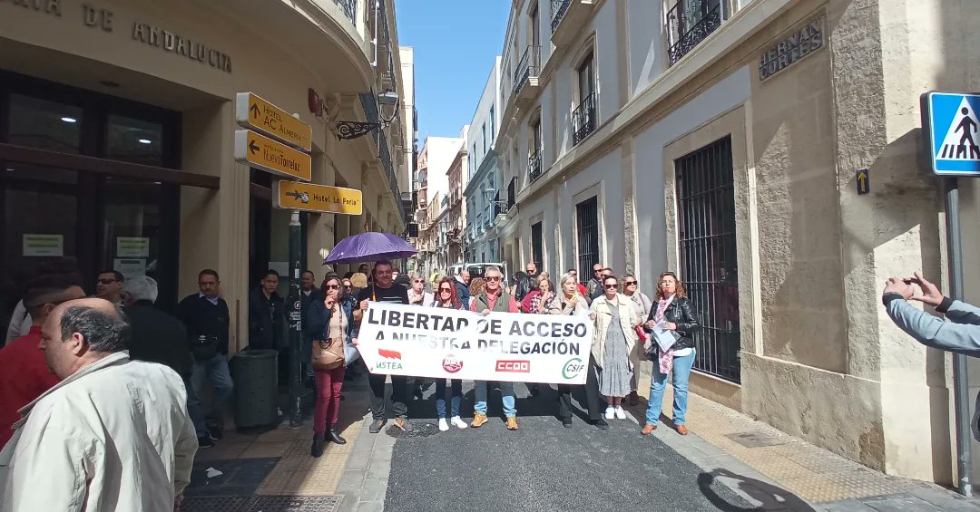 antonio_socias's tweet photo. Otra vez y las que haga falta.
 Concentración  trabajadores de Igualdad a las puertas de la D.P. Igualdad de Almería. Parece mentira pero los trabajadores de igualdad no tienen libre acceso a su D.P., para hacer cualquier gestión.#fsccooalmeria 
#ccoo 
#ccoofsc 
#ccoofscandalucia https://t.co/VL1Z1NmLB7